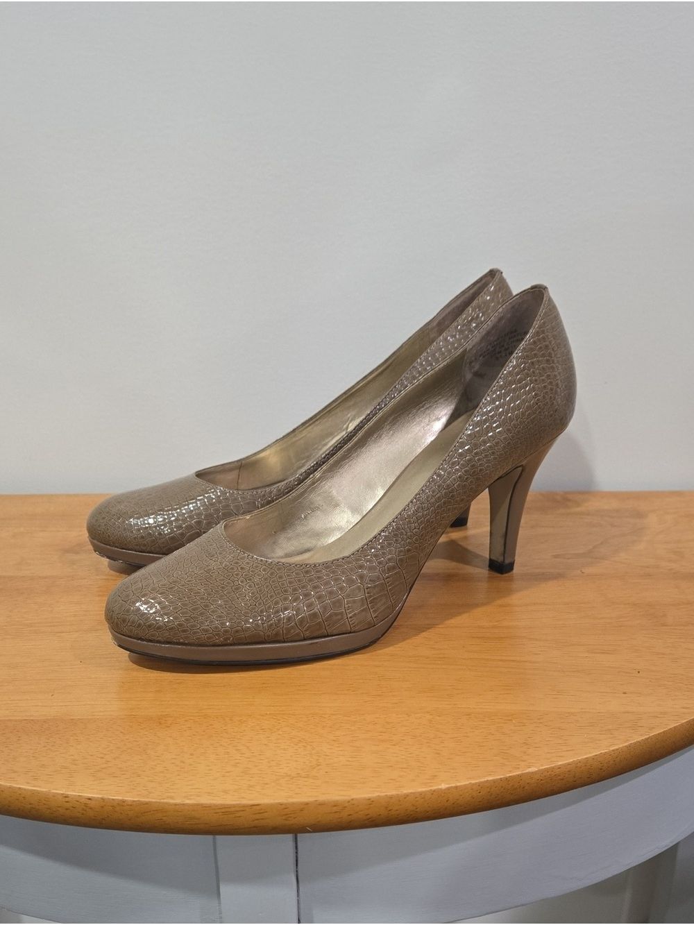 Anne Klein Akwystere 3.5 Taupe Croc-Embossed Platform Pumps